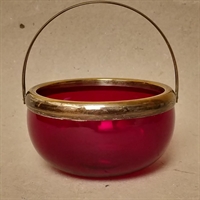 Rubinrød glasskål med metal kant og hank gammel småkageskål sukkerskål genbrugs glasskål online genbrugsbutik
